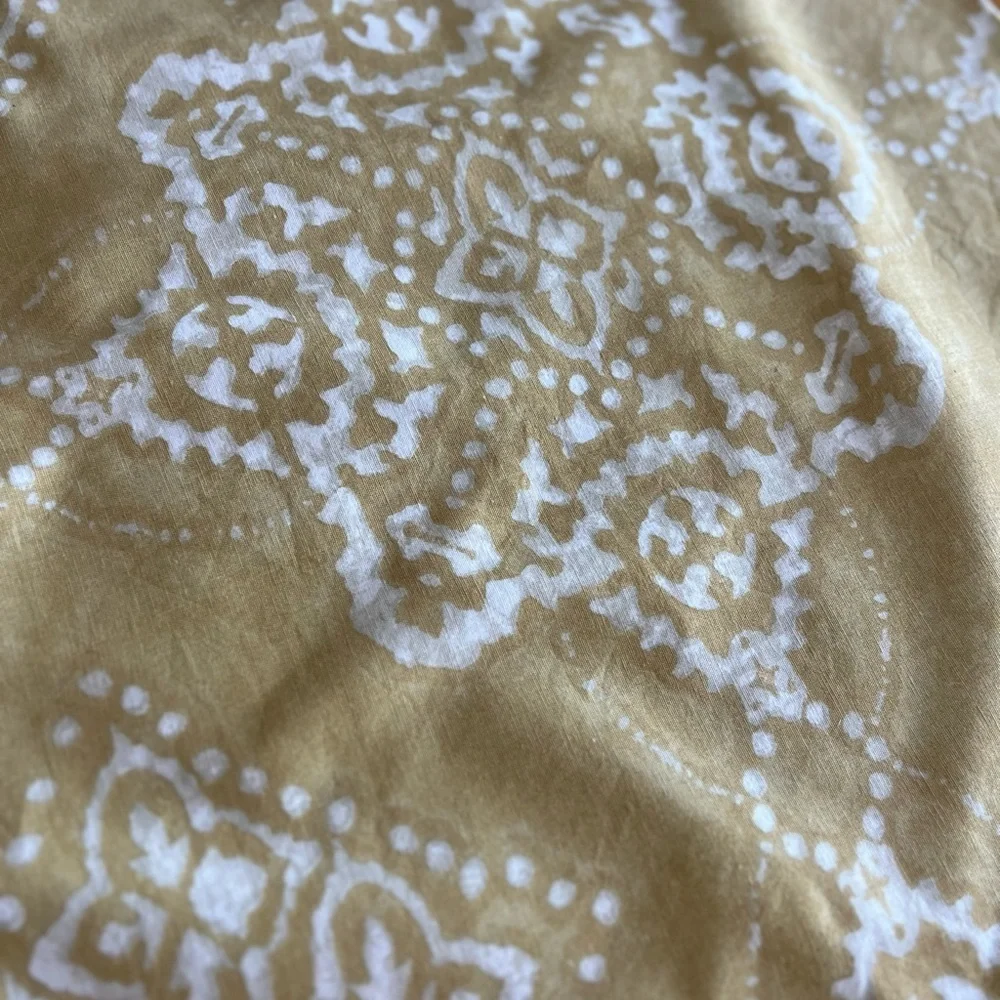 Pottery Barn pillow shame 23” wide  Light gold and white w/ zipper.